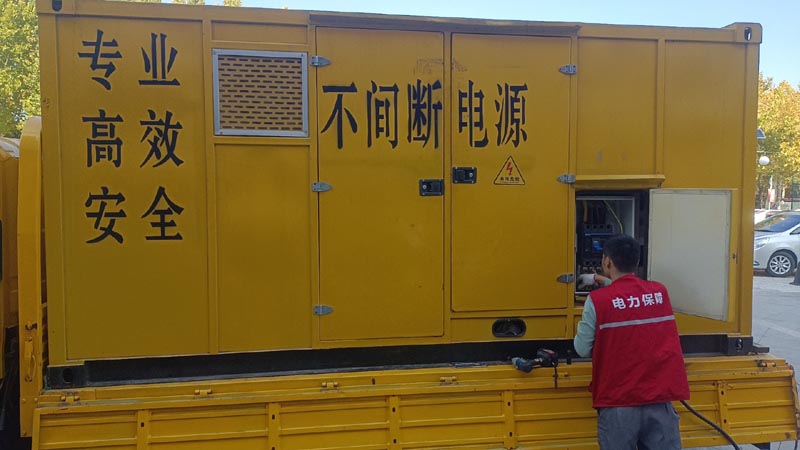 钦北柴油发电机组和UPS电源配合使用时，如何避免切换过程中的电力中断？